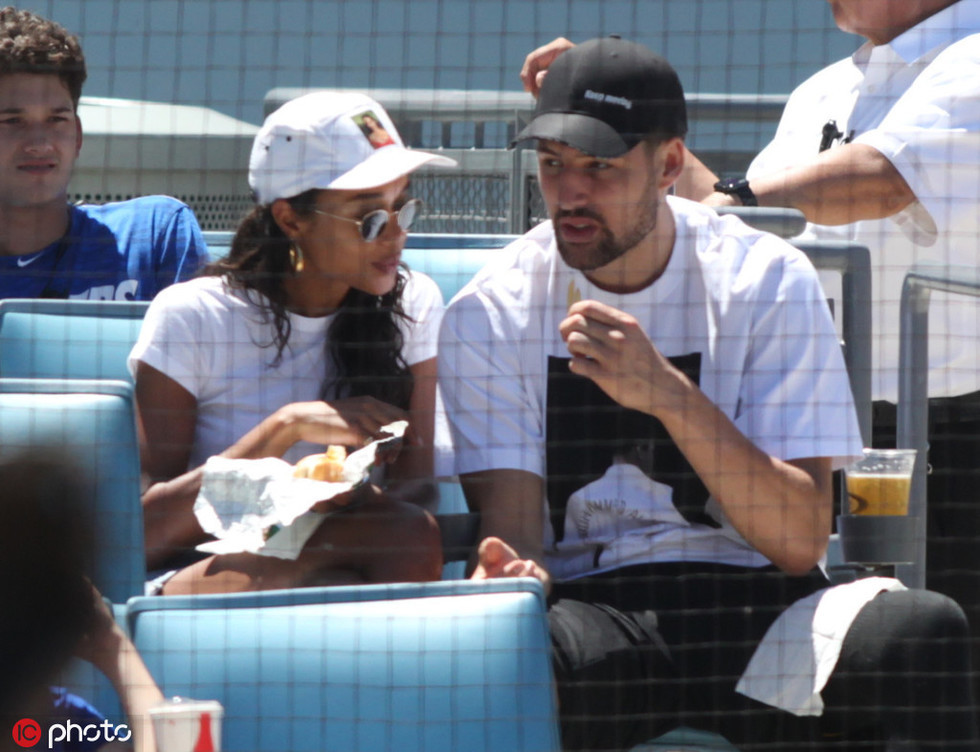 热刺全队已经抵达韩国，孙兴慜、梁民革举韩国国旗合照（热刺全队抵韩，孙兴慜与梁民革举国旗合影）