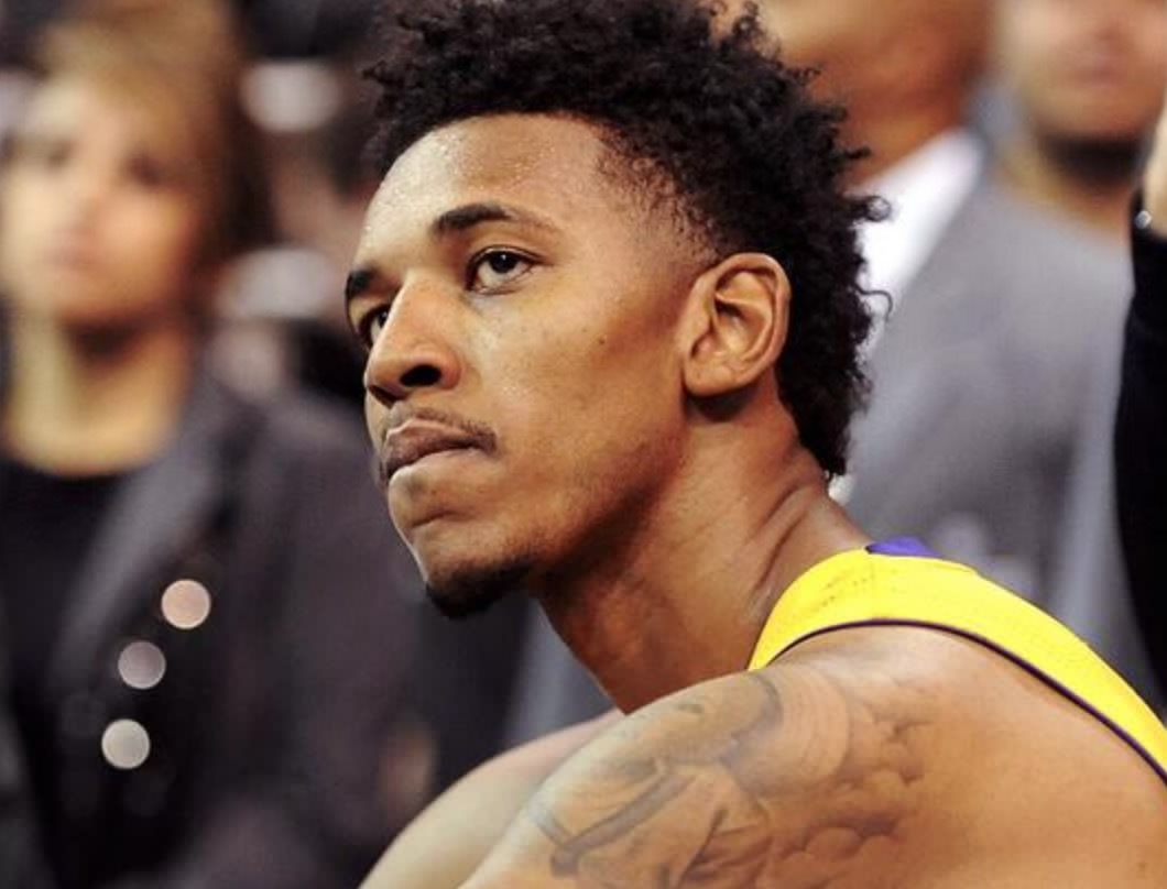 足球世界杯吉祥物亮相，造型引网友热评（世界杯吉祥物发布，外观引发网友热议）