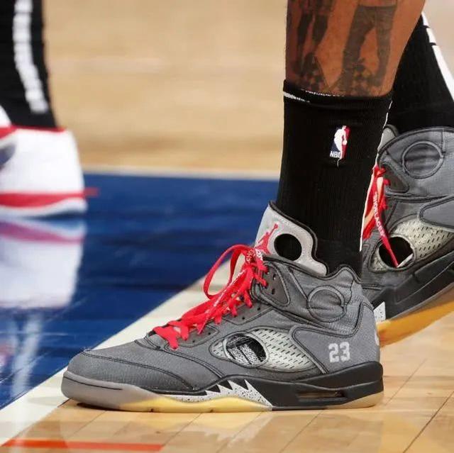 佩莱格里尼：塞维利亚落后时球迷往球场投掷杂物，这样不对（佩莱格里尼：塞维利亚球迷在球队落后时向场内掷物，行为不当）