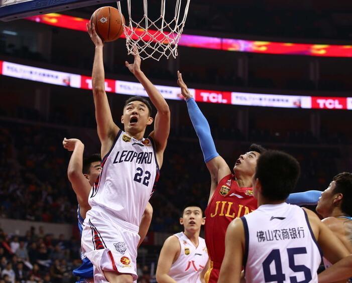 纯粹的热爱，孔德在贝宁和当地的孩子们一起赤脚踢球（热爱至纯：孔德在贝宁与当地孩子光脚踢球）