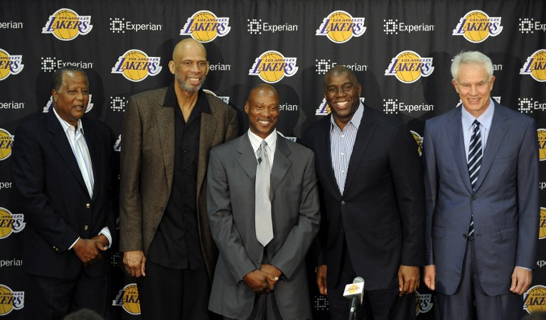 防不了！东契奇低位背身单打命中高难度跳投（无人可挡！东契奇低位背身强打命中高难度跳投）