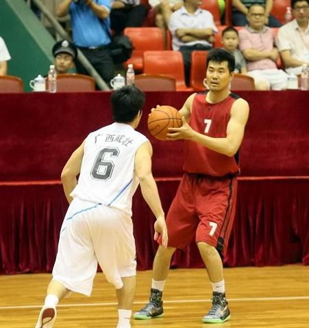 澳超半场：维迪奇补时扳平，奥克兰FC暂1-1布里斯班狮吼（澳超半场战报：维迪奇补时扳平，奥克兰FC暂与布里斯班狮吼1-1）