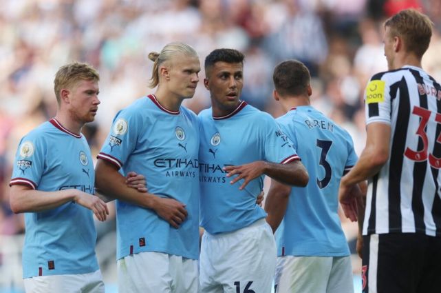 德转评年度最佳左边锋：迪亚斯、KK、拉菲尼亚、维尼修斯入围（德转年度最佳左边锋候选出炉：迪亚斯、克瓦拉茨赫利亚、拉菲尼亚、维尼修斯在列）