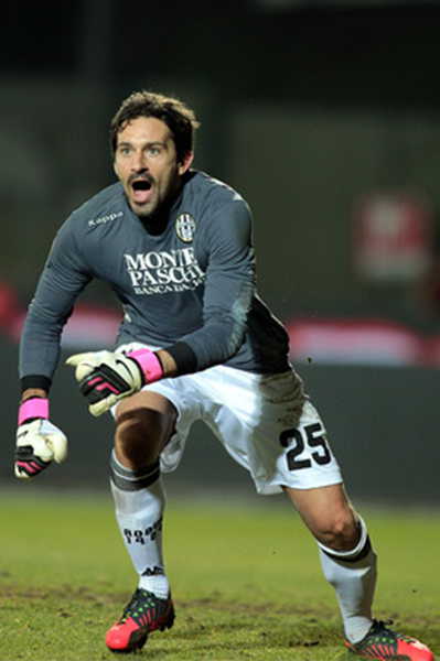 阿韦洛亚：霍安很有潜力，但需更刻苦训练才能进入皇马一线队（阿韦洛亚称霍安潜力十足，但仍需加倍苦练方可跻身皇马一线队）