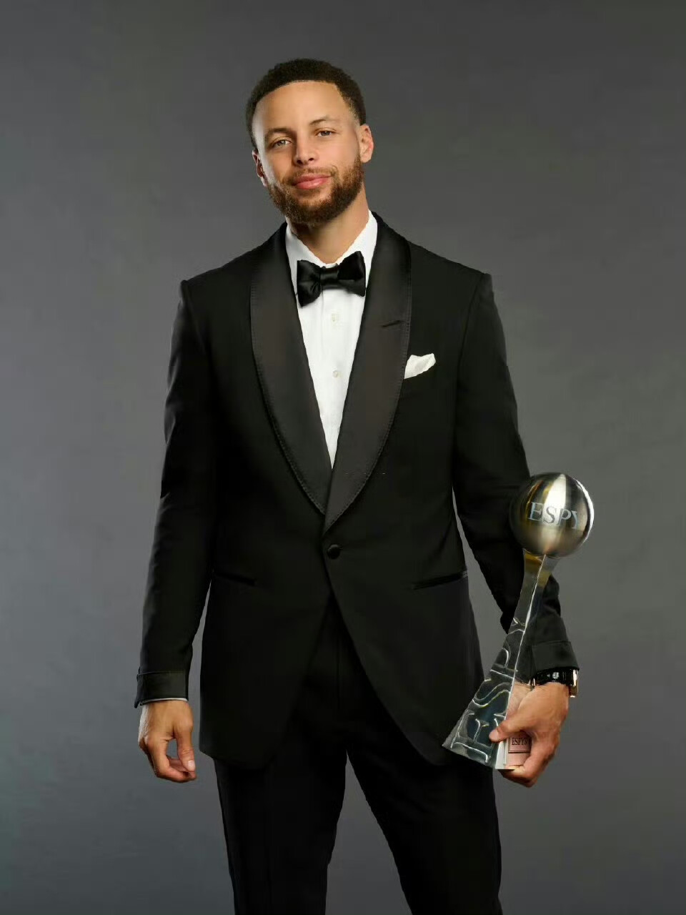 一波打崩！文班亚马三分+离谱上篮 马刺末节两分钟连轰9分打停雷霆（致命一波！文班亚马三分配神仙上篮，马刺末节两分钟连拿9分逼停雷霆）