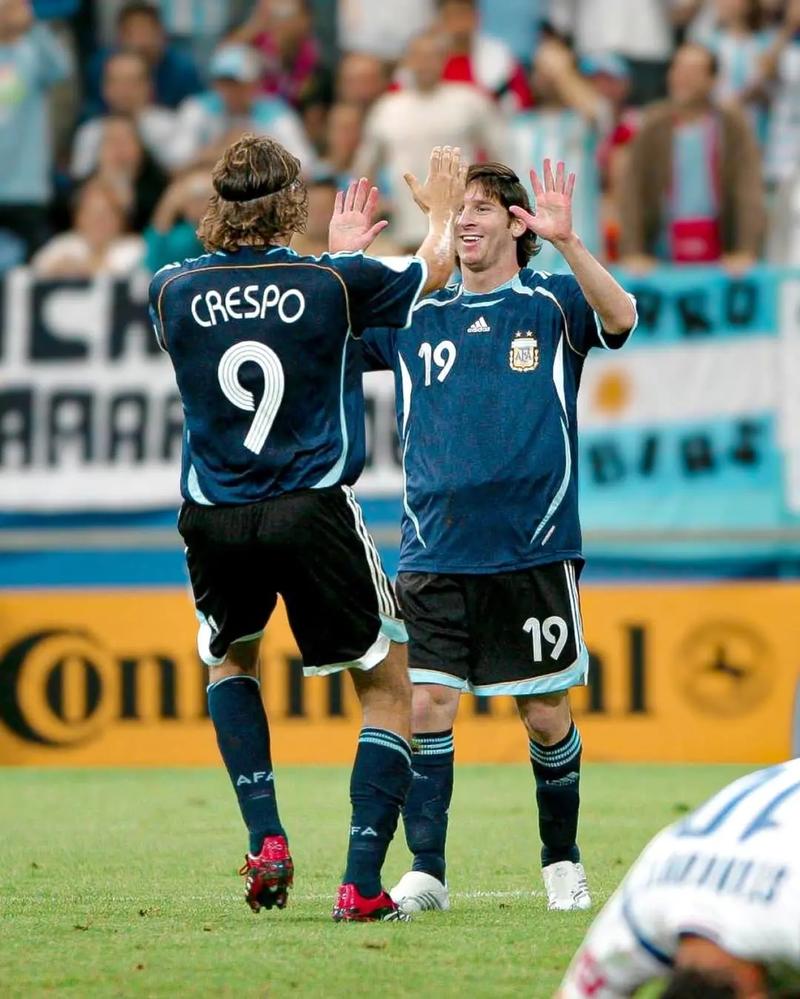 打得啥啊！奎因16中4低效拿到8分4板1助 犯满离场（奎因低迷一战：16投4中仅8分4板1助，六犯毕业）