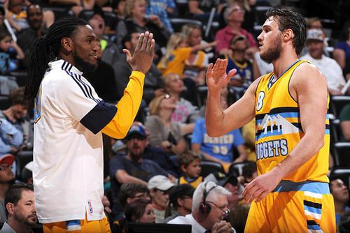 马卡：维尼修斯和皇马续约谈判远未达成，期限与年薪上有分歧（马卡报：皇马与维尼修斯续约受阻，双方在合同年限与薪资上意见不一）