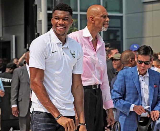 湖凯大战伤病报告：东契奇缺席，斯玛特和杰伦·布朗出战成疑（湖凯之战伤情更新：东契奇无缘登场，斯玛特与杰伦·布朗出战存疑）