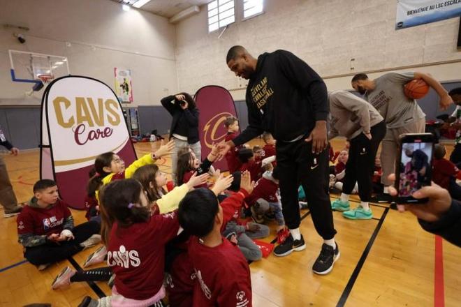 莫里斯首秀8分4助！主帅：他太久没打球了 他是我们需要的球员（莫里斯处子秀8分4助，主帅：久未上场但正是球队所需）