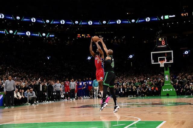 多特4-0十人黄潜，吉拉西双响，阿德耶米、斯文松建功，法比奥-席尔瓦失点（十人黄潜0-4不敌多特，吉拉西梅开二度，阿德耶米与斯文松破门，法比奥-席尔瓦点球失手）