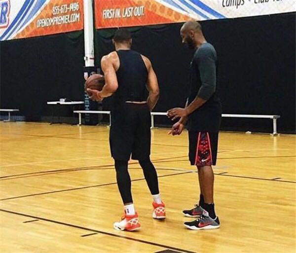 海纳：有一两家英超球队曾对孔帕尼有意，但我们是拜仁慕尼黑（海纳：英超球队也想要孔帕尼，但我们是拜仁慕尼黑）